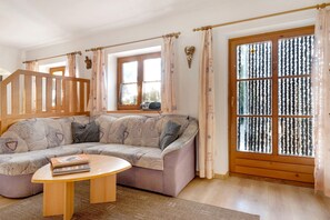 Televisio, takka, pöytätennispöytä