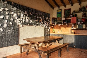 Outdoor dining - Country House 'La Casina Del Fresnu' with Shared Garden, Balcony and Wi-Fi (Asturias)