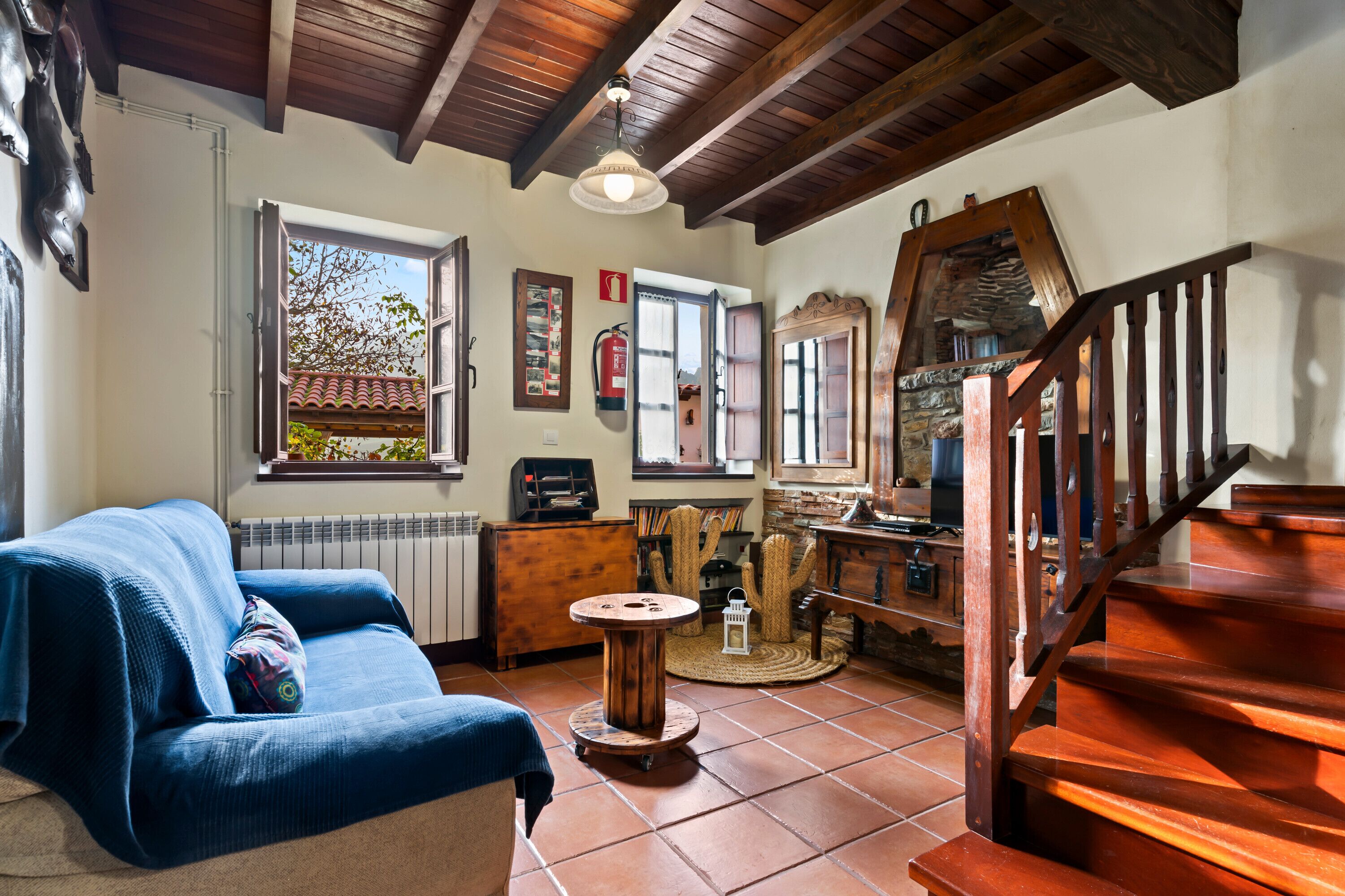 Una televisión, un reproductor de DVD, un reproductor estéreo