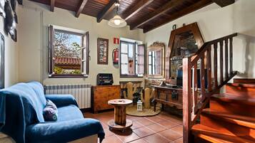 Una televisión, un reproductor de DVD, un reproductor estéreo