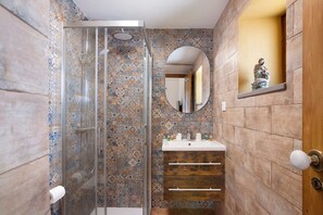 Shower, hair dryer - 'Small' Room with Mountain View, Wi-Fi and Air Conditioning (Moinhos de vento)