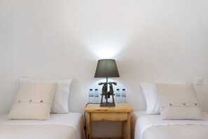 1 bedroom, iron/ironing board, free WiFi, bed sheets - 'Small' Room with Mountain View, Wi-Fi and Air Conditioning (Moinhos de vento)