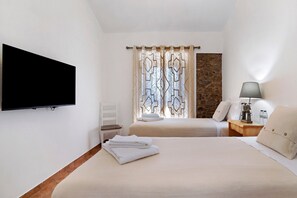 1 bedroom, iron/ironing board, free WiFi, bed sheets - 'Small' Room with Mountain View, Wi-Fi and Air Conditioning (Moinhos de vento)