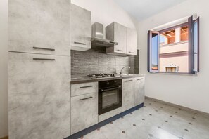 Frigorifero, microonde, forno, piano cottura