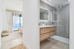 Dusche, Haartrockner, Handtücher