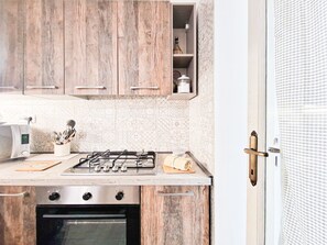 Een koelkast, een kookplaat, een kinderstoel