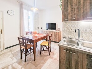 Een koelkast, een kookplaat, een kinderstoel