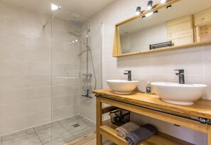 Een douche, een haardroger, handdoeken