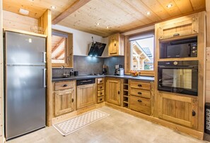 Kylskåp, mikrovågsugn, ugn och spishäll