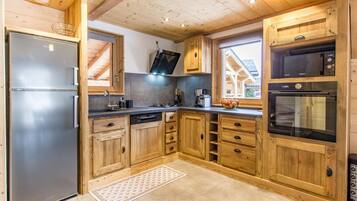 Een koelkast, een magnetron, een oven, een kookplaat