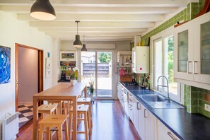 Fridge, microwave, oven, dishwasher - Villa 'Jolie Maison Landaise' with Private Pool, Wi-Fi and Air Conditioning (Labenne)