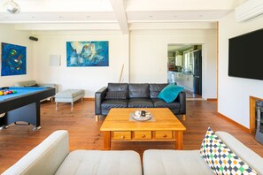 TV, video games, ping pong - Villa 'Jolie Maison Landaise' with Private Pool, Wi-Fi and Air Conditioning (Labenne)