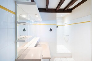 Shower, hair dryer - Villa 'Charming Landes House with Private Pool, Wi-Fi and Air Conditioning' (Labenne)