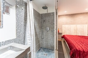 Douche, sèche-cheveux, serviettes fournies