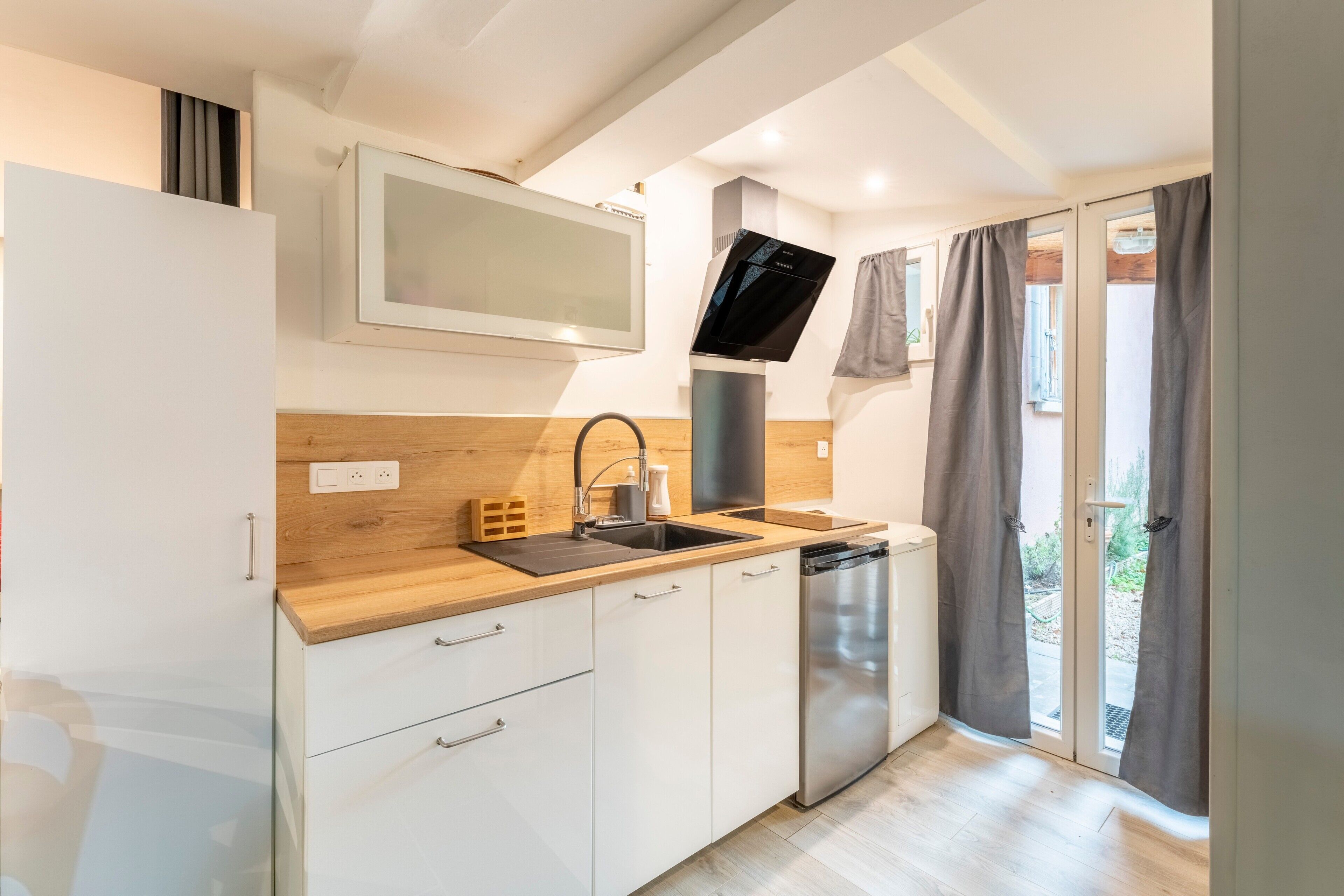 Frigorifero, microonde, forno, piano cottura