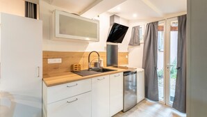 Een moderne keuken met een vaatwasser, een spoelbak en een inbouwoven.