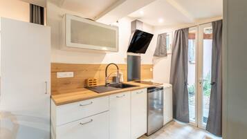 Frigorifero, microonde, forno, piano cottura