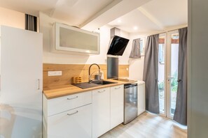 Fridge, microwave, oven, stovetop - Apartment 'Chez Patricia En Provence' with Shared Pool, Wi-Fi and Air Conditioning (Vedène)