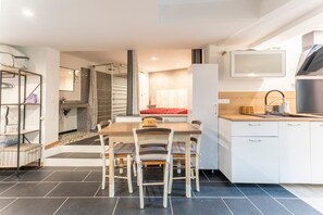 Dining - Apartment 'Chez Patricia En Provence' with Shared Pool, Wi-Fi and Air Conditioning (Vedène)