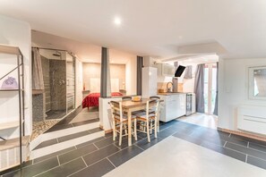 1 slaapkamer, een strijkplank/strijkijzer, gratis wifi, beddengoed