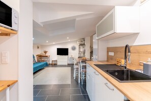 Fridge, microwave, oven, stovetop - Apartment 'Chez Patricia En Provence' with Shared Pool, Wi-Fi and Air Conditioning (Vedène)