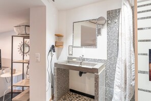Shower, hair dryer, towels - Apartment 'Chez Patricia En Provence' with Shared Pool, Wi-Fi and Air Conditioning (Vedène)