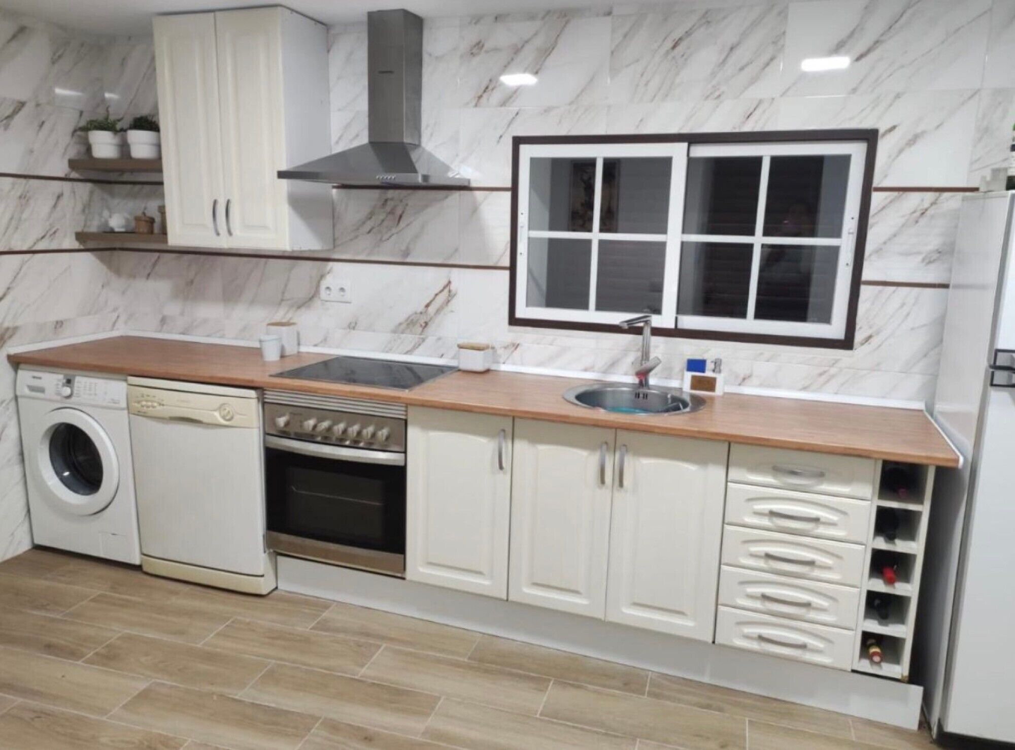 Frigorifero, microonde, forno, piano cottura