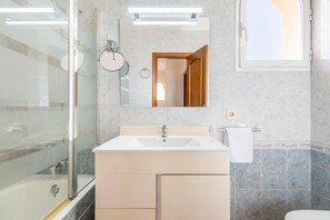 Dusch, hårtork och handdukar