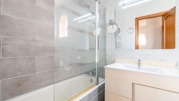 Ducha, secador de pelo, toallas