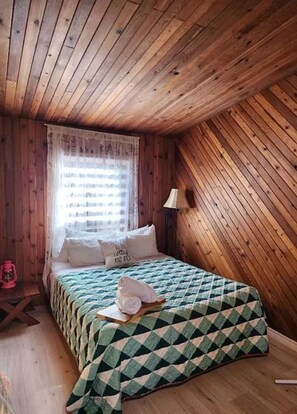 2 bedrooms, desk, WiFi, bed sheets