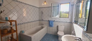 Shower, towels - Villa 'A Sulana' with Mountain View, Private Pool and Wi-Fi (Canale-di-Verde)