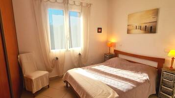 3 bedrooms, iron/ironing board, free WiFi, bed sheets