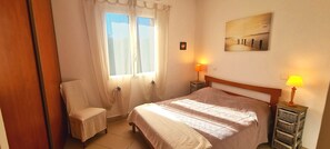 3 slaapkamers, een strijkplank/strijkijzer, gratis wifi, beddengoed