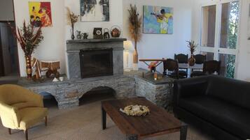 TV, fireplace