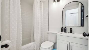 Serviettes fournies, savon, shampoing, papier toilette