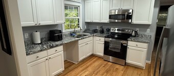 Charming 3-bedroom cottage in pleasant Charlotte with AC, WiFi


