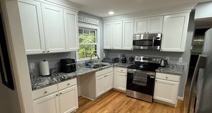 Charming 3-bedroom cottage in pleasant Charlotte with AC, WiFi