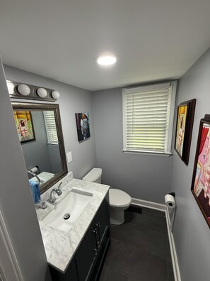 Toalhas de banho, sabonete, papel higiênico 