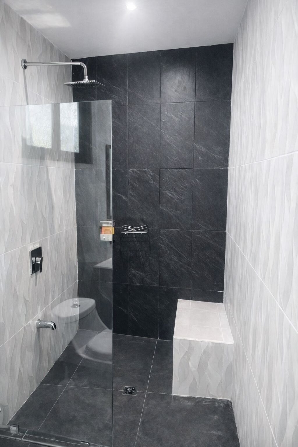 Douche, sèche-cheveux, serviettes fournies, savon