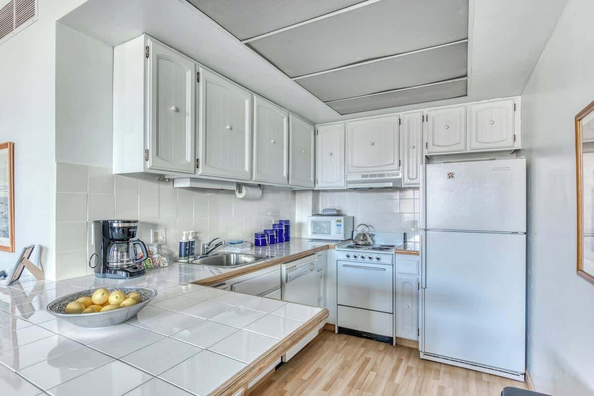 Kylskåp, mikrovågsugn, ugn och spishäll