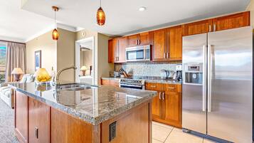 Frigorifero, microonde, forno, piano cottura