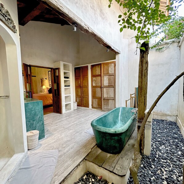 Property grounds - Superb 5-Bedroom Villa in Bali with WiFi & AC, Just 15 Minutes to the Beach (Bali)