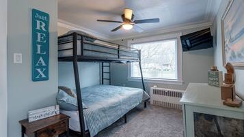 3 bedrooms, iron/ironing board, WiFi, bed sheets