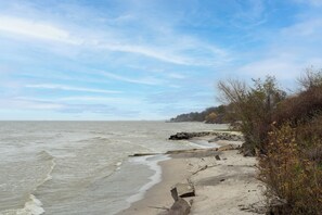 Beach - Cozy cottage with Lake Erie access (Ashtabula)