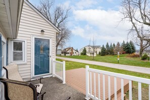 Terrace/patio - Cozy cottage with Lake Erie access (Ashtabula)