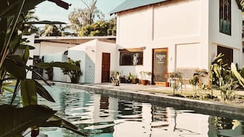 Kolam renang outdoor, dengan kursi berjemur
