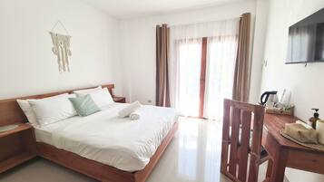 Tabla de planchar con plancha, wifi gratis y ropa de cama