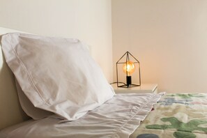 2 bedrooms, desk, laptop workspace, soundproofing - House 37North (Ponta Delgada)