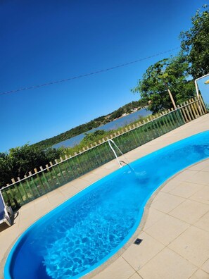 Outdoor pool, pool umbrellas, sun loungers - Pousada In Paradiso (Aracruz)
