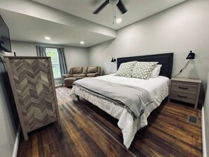 4 habitaciones, escritorio y tabla de planchar con plancha 